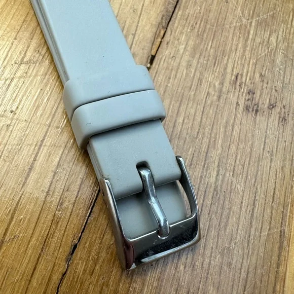*last chance!!* Fitbit Versa | Accessories Only - 2 bands, 3 screen protectors - Picture 11 of 11